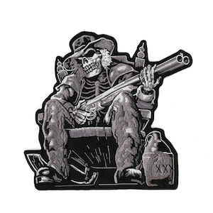 Può includere: Toppa ricamata raffigurante uno scheletro con cappello da cowboy, seduto e con in mano un fucile a due canne. Il disegno è in tonalità di grigio e nero, con una bottiglia di liquore visibile. La toppa ha un aspetto dettagliato e strutturato.
