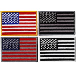 Puede incluir: Cuatro parches bordados de la bandera estadounidense. El parche superior izquierdo presenta las tradicionales rayas rojas y blancas con un campo de estrellas azul. Los otros parches están en escala de grises y esquemas de color rojo/gris.
