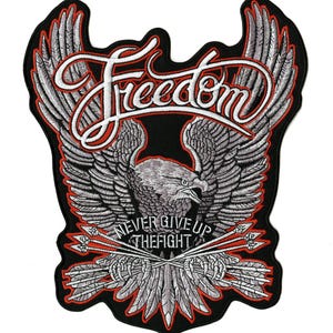 Könnte beinhalten: Gestickter Aufnäher mit einem Adler mit ausgebreiteten Flügeln und dem Wort "Freedom" in weißer Schrift. Der Schriftzug "Never Give Up The Fight" befindet sich darunter, mit gekreuzten Pfeilen. Das Design hat einen schwarzen Hintergrund mit roten und weißen Details.
