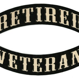 Puede incluir: Dos parches bordados con texto arqueado. El parche superior dice "RETIRED" en letras beige sobre un fondo negro. El parche inferior dice "VETERAN" en letras beige sobre un fondo negro. Los parches son probablemente para una chaqueta o chaleco.