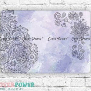 Könnte beinhalten: Ein lila-weißer Aquarellhintergrund mit schwarzen und weißen, komplizierten floralen Designs. Das Design zeigt Paisley-Muster und mandalaartige Formen.