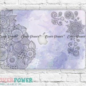 Könnte beinhalten: Eine Laptop-Haut mit einem violetten Aquarellhintergrund und schwarzen und weißen Mandala-Designs. Der Text "Cover Power" wird am unteren Rand der Haut wiederholt.