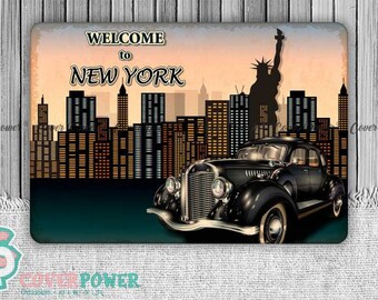Może przedstawiać: Ilustracja w stylu vintage czarnego samochodu jadącego przez krajobraz miejski z napisem "Welcome to New York" u góry. Statua Wolności jest widoczna w tle.