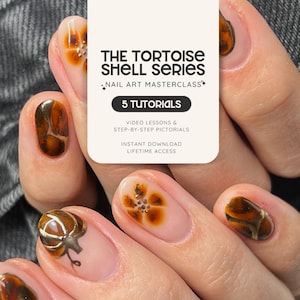 Könnte beinhalten: Nahaufnahme einer Hand mit manikürten Nägeln mit einem Schildpatt-Design. Die Nägel haben eine klare Basis mit braunen und goldenen Akzenten. Das Bild enthält den Text "THE TORTOISE SHELL SERIES" und "NAIL ART MASTERCLASS".