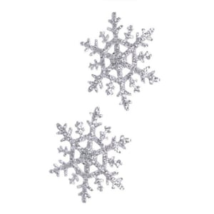 Puede incluir: Dos adornos de copos de nieve plateados con purpurina. Cada copo tiene seis puntas con detalles intrincados. Ideales para decoraciones navideñas, añaden un toque de brillo a cualquier exhibición festiva.
