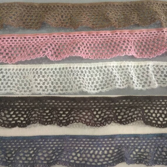 Width 30mm 1 /& 2 Metres Pretty White Lace with Pink or Blue Detail