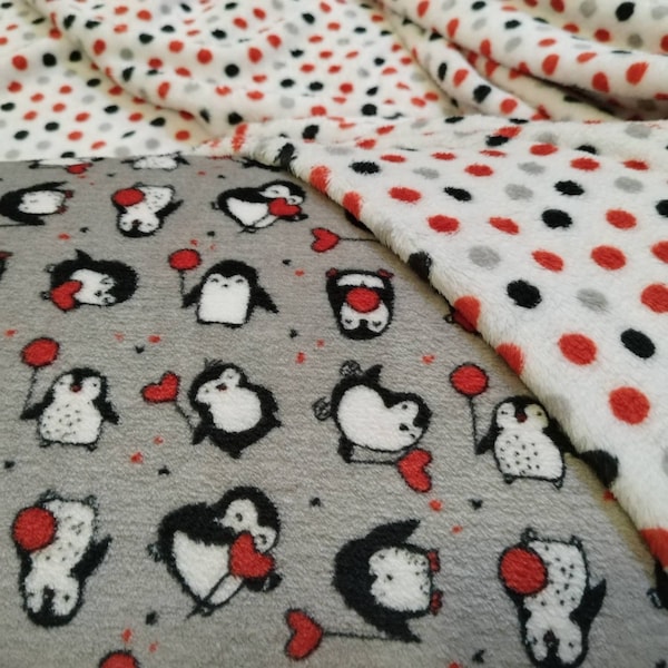 Tissu polaire double face avec pingouins avec des cœurs et à l’arrière polka, tissu polaire par mètre / demi-verge, tissu européen