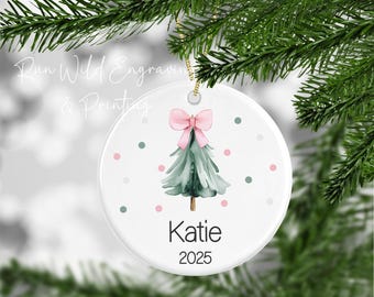Adorno navideño personalizado para niña con lazo rosa, nombre y año.