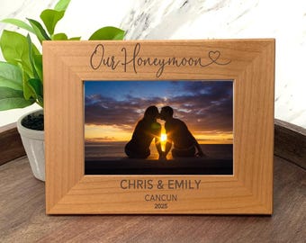 Marco de fotos personalizado para la luna de miel: marco de madera de aliso grabado con nombres, destino y año. Regalo de boda personalizado. Recuerdo de vacaciones.