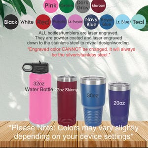 K&ouml;nnte beinhalten: Das Bild zeigt eine Auswahl an isolierten Bechern und Wasserflaschen in verschiedenen Farben, darunter Pink, Bordeauxrot und Marineblau. Gr&ouml;&szlig;en von 591ml bis 946ml. Der Text auf dem Bild lautet "Run Wild Engraving".