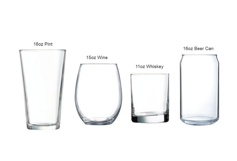 K&ouml;nnte beinhalten: Vier transparente Trinkgl&auml;ser werden vor einem wei&szlig;en Hintergrund gezeigt. Dazu geh&ouml;ren ein 473 ml Pint-Glas, ein 444 ml Weinglas, ein 325 ml Whiskeyglas und ein 473 ml Bierdosen-Glas. Jedes Glas ist leer.