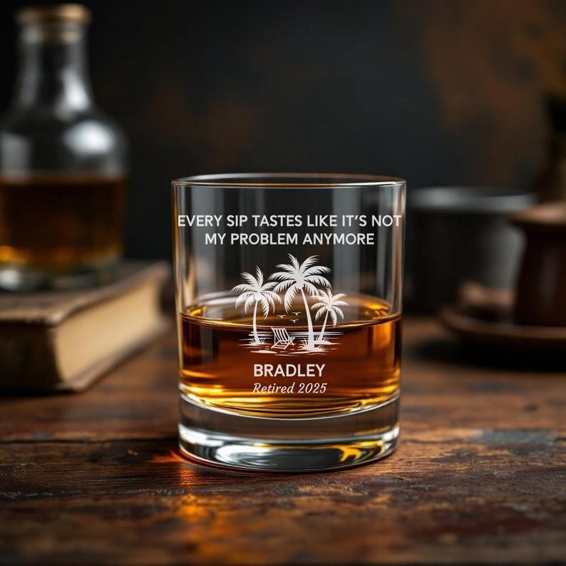 K&ouml;nnte beinhalten: Ein Whiskyglas gef&uuml;llt mit bernsteinfarbener Fl&uuml;ssigkeit, mit ge&auml;tztem Text und einer tropischen Szene. Der Text lautet "EVERY SIP TASTES LIKE IT'S NOT MY PROBLEM ANYMORE" &uuml;ber einem Palmen-Design und dem Namen "BRADLEY Retired 2025".