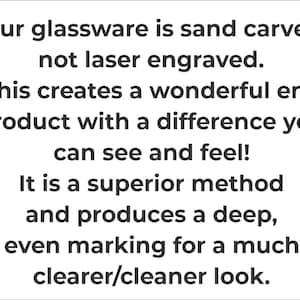 K&ouml;nnte beinhalten: Text auf wei&szlig;em Hintergrund: "Unser Glas wird sandgestrahlt, nicht gelasert. Dies schafft ein wunderbares Endprodukt mit einem Unterschied, den Sie sehen und f&uuml;hlen k&ouml;nnen! Es ist eine &uuml;berlegene Methode und erzeugt eine tiefe, gleichm&auml;&szlig;ige Markierung f&uuml;r einen viel klareren/saubereren Look."