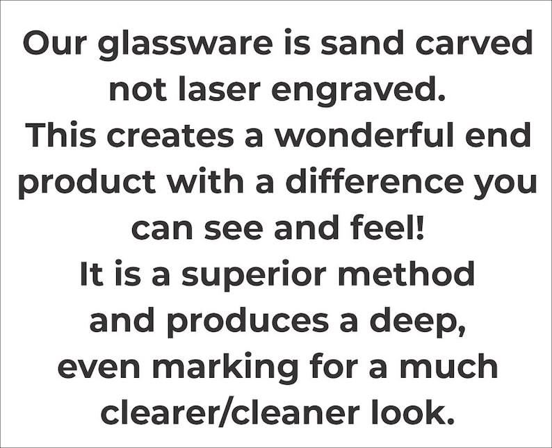 K&ouml;nnte beinhalten: Text auf wei&szlig;em Hintergrund: "Unser Glas wird sandgestrahlt, nicht gelasert. Dies schafft ein wunderbares Endprodukt mit einem Unterschied, den Sie sehen und f&uuml;hlen k&ouml;nnen! Es ist eine &uuml;berlegene Methode und erzeugt eine tiefe, gleichm&auml;&szlig;ige Markierung f&uuml;r einen viel klareren/saubereren Look."