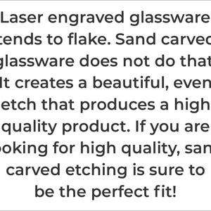 K&ouml;nnte beinhalten: Wei&szlig;er Hintergrund mit schwarzem Text. Der Text lautet: Laser-graviertes Glas neigt zum Abbl&auml;ttern. Sandgestrahltes Glas tut das nicht. Es erzeugt eine sch&ouml;ne, gleichm&auml;&szlig;ige &Auml;tzung, die ein hochwertiges Produkt ergibt.