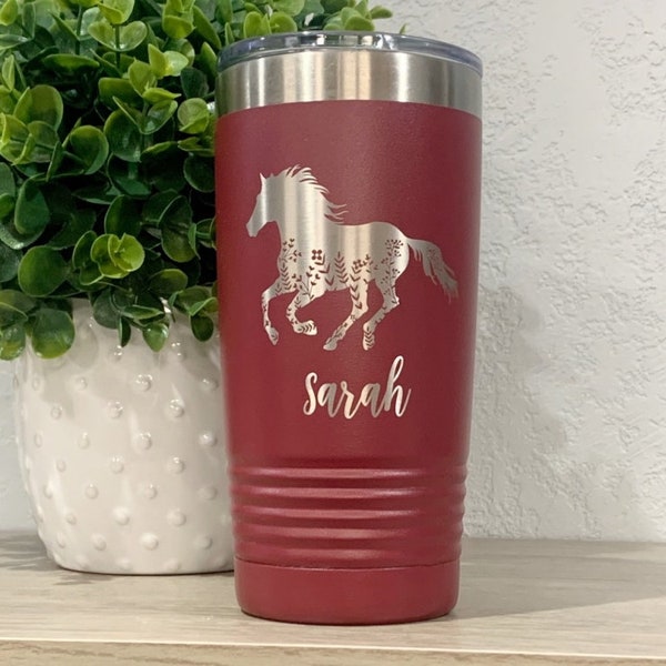 Vaso de caballo grabado, taza de viaje personalizada de 20 oz con diseño de caballo y flores, regalo de caballo para mujer, vaso de vaquera, taza ecuestre, vaso de rodeo