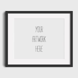 以下が含まれることがあります： 白いマットが付いた黒い額縁。マットの中央に「YOUR ARTWORK HERE」というテキストが印刷されています。