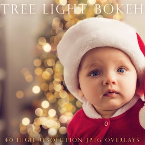 Puede incluir: Un bebé con un traje de Papá Noel rojo y blanco con un gorro blanco, mirando a la cámara. El fondo está desenfocado y presenta un efecto bokeh de luces dorées.