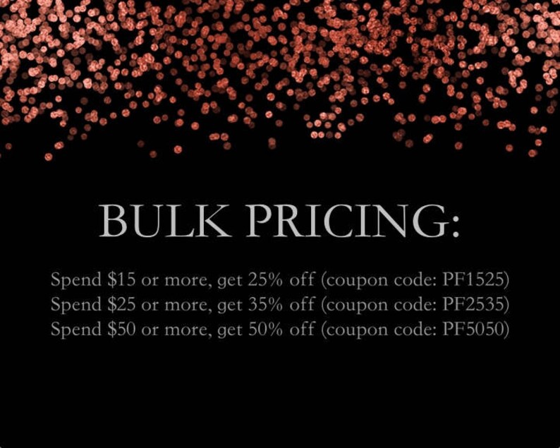 以下が含まれることがあります： 赤いグリッターの背景に黒と白のテキストグラフィック。テキストは「BULK PRICING:」と表示され、15ユーロ、25ユーロ、50ユーロ以上の支出に対する割引がリストされています。各割引にはクーポンコードが含まれています。