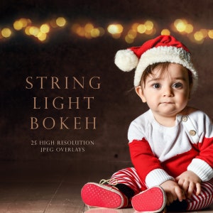 Può includere: Un bambino con un cappello da Babbo Natale rosso e bianco e un vestito abbinato è seduto su un pavimento di legno con una ghirlanda di luci bianche calde sfocate sullo sfondo. Il testo "STRING LIGHT BOKEH 25 HIGH RESOLUTION JPEG OVERLAYS" è stampato sotto il bambino.