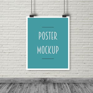 Pode incluir: Uma maquete de pôster azul turquesa pendurada em uma parede de tijolo branco com o texto "POSTER MOCKUP" em branco.