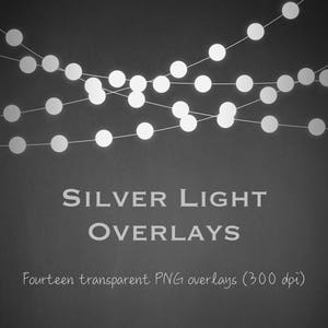 Puede incluir: Una cadena de luces blancas sobre un fondo negro. El texto "SILVER LIGHT OVERLAYS" está debajo de las luces. El texto "Fourteen transparent PNG overlays (300 dpi)" está debajo del texto.