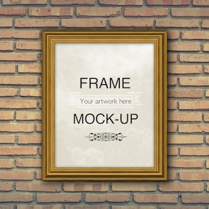 Pode incluir: Uma moldura de imagem dourada com um passe-partout branco e o texto "FRAME Your artwork here MOCK-UP" em um fundo de parede de tijolo.