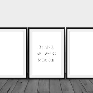 Puede incluir: Tres marcos de fotos negros con paspartús blancos, cada uno con un espacio blanco vacío en el interior. El marco central tiene el texto "3-PANEL ARTWORK MOCKUP" en negro.
