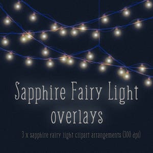 Può includere: Un'illustrazione digitale di una stringa di luci fatate blu zaffiro su uno sfondo blu scuro. Il testo "Sapphire Fairy Light overlays" e "3 x sapphire fairy light clipart arrangements (300 dpi)" è sotto le luci.