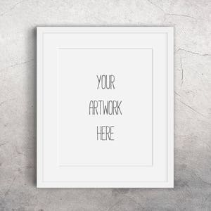 Könnte beinhalten: Ein weißer Bilderrahmen mit einem weißen Passepartout und einem weißen Hintergrund. Der Text "YOUR ARTWORK HERE" ist in Schwarz im Rahmen gedruckt.
