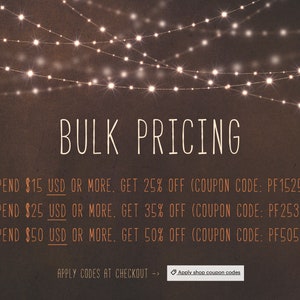K&ouml;nnte beinhalten: Eine Grafik mit braunem Hintergrund und wei&szlig;em Text, der "BULK PRICING" lautet. Der Text darunter listet Rabatte f&uuml;r Ausgaben von 15 $, 25 $ und 50 $ oder mehr auf, mit entsprechenden Gutscheincodes.