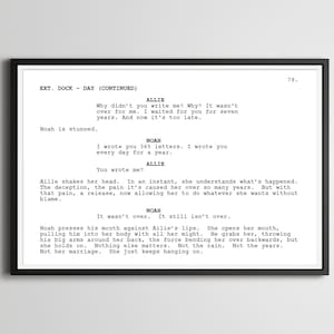 Puede incluir: Un guion en blanco y negro de una escena de una película o obra de teatro. El guion está titulado "EXT. DOCK - DAY (CONTINUED)" y presenta un diálogo entre dos personajes, Allie y Noah. El diálogo trata sobre una relación y el dolor de esperar a alguien.