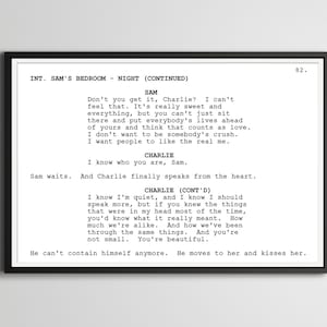Può includere: Uno script in bianco e nero di una scena di un film o di un'opera teatrale. Lo script è intitolato "INT. SAM'S BEDROOM - NIGHT (CONTINUED)" e presenta un dialogo tra due personaggi, Sam e Charlie. Lo script include la riga "So che sono silenzioso, e so che dovrei parlare di più, ma se sapessi cosa mi passa per la testa la maggior parte del tempo, sapresti cosa significa davvero. Quanto ci somigliamo. E come abbiamo attraversato le stesse cose. E non sei piccola. Sei bellissima."