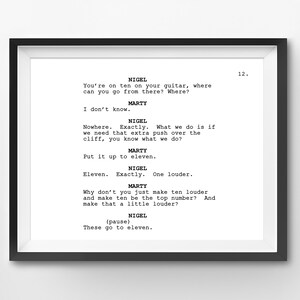 Puede incluir: Un guion en blanco y negro de una escena de una película o obra de teatro. El guion presenta un diálogo entre dos personajes llamados Nigel y Marty. El diálogo incluye las líneas "You're on ten on your guitar, where can you go from there? Where?" y "Put it up to eleven. Exactly. One louder."