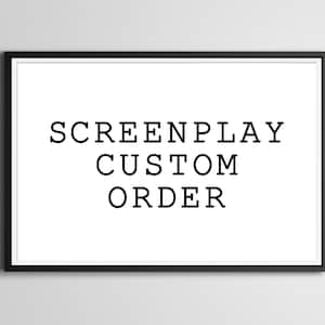 Puede incluir: Texto en blanco y negro sobre fondo blanco en un marco negro. El texto dice "SCREENPLAY CUSTOM ORDER".