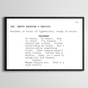 Könnte beinhalten: Ein Schwarzweißbild eines Drehbuchs für ein Theaterstück oder einen Film. Der Text lautet "INT. EMPTY BEDROOM & VARIOUS Kaufman vor der Schreibmaschine, bereit zum Schreiben. KAUFMAN Zum Anfang. Zum Anfang. Wie fange ich an. Ich habe Hunger. Ich sollte Kaffee holen. Kaffee würde mir beim Denken helfen. Aber ich sollte zuerst etwas schreiben. Dann belohne ich mich mit Kaffee. Kaffee und ein Muffin. Okay, also muss ich die Themen festlegen. (Pause) Vielleicht Banane und Nuss. Das ist ein guter Muffin."