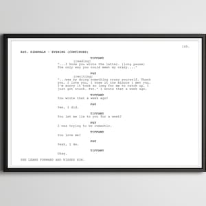 Könnte beinhalten: Ein gerahmter Druck mit einem Filmausschnitt. Der Text in schwarzer Schrift befindet sich auf weißem Hintergrund, mit Namen der Charaktere und Dialogen. Der Rahmen ist schwarz, und die Szene spielt sich abends auf einem Bürgersteig ab.