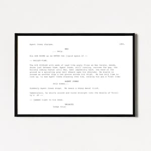 Puede incluir: Impresión enmarcada de una página de guion cinematográfico. El texto negro describe una escena con los personajes "NEO" y "TRINITY". El guion está sobre un fondo blanco, con indicaciones de escena y diálogos.