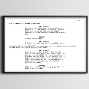 Puede incluir: Impresión enmarcada con un extracto de guion de película. El texto incluye diálogos entre los personajes Dr. Schultz y Django. La impresión está en un marco negro.