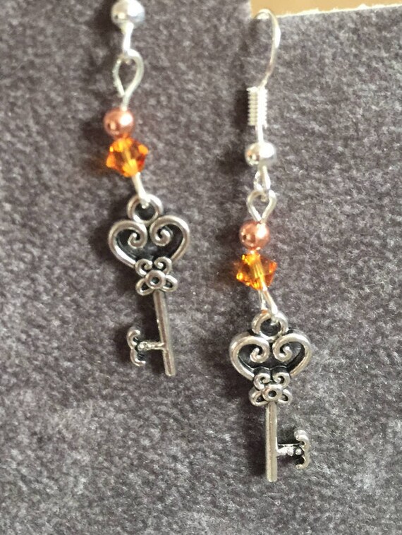 Un par de plata tibetana gota Dangly Pendientes con temática de plumas Nueva.