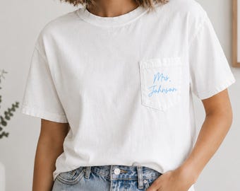 Nouveau t-shirt Mme avec poche, t-shirt aux couleurs confortables, t-shirt nom de famille Mme, cadeau pour la mariée