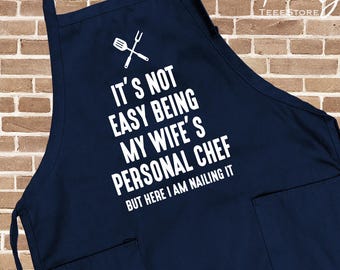 Tablier de chef personnel, tablier amusant pour lui, ce n'est pas facile d'être le chef personnel de ma femme, mais... Tablier de mari, cadeau de la Saint-Valentin