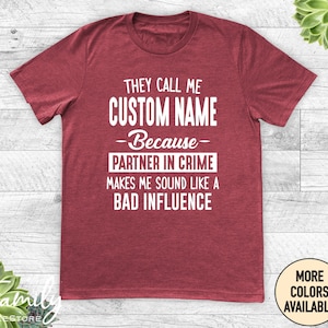 Ils m'appellent mon nom personnalisé parce que mon partenaire dans le crime me donne l'impression d'avoir une mauvaise influence Chemise unisexe Chemise prénom personnalisée Cadeau personnalisé Heather Cardinal