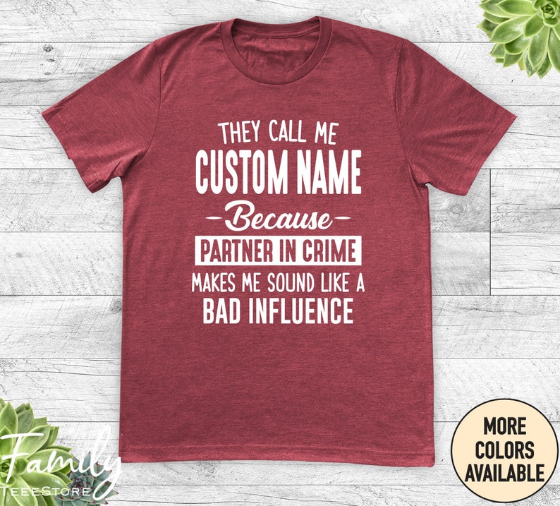 Ils m'appellent mon nom personnalisé parce que mon partenaire dans le crime me donne l'impression d'avoir une mauvaise influence Chemise unisexe Chemise prénom personnalisée Cadeau personnalisé Heather Cardinal