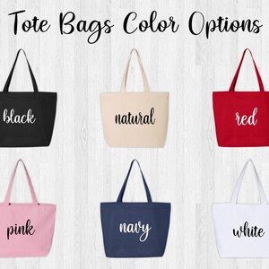 K&ouml;nnte beinhalten: Sechs Tragetaschen in verschiedenen Farben: Schwarz, Natur, Rot, Rosa, Marineblau und Wei&szlig;. Jede Tasche hat ein schlichtes Design mit dem Farbnamen in Wei&szlig; auf der Vorderseite.