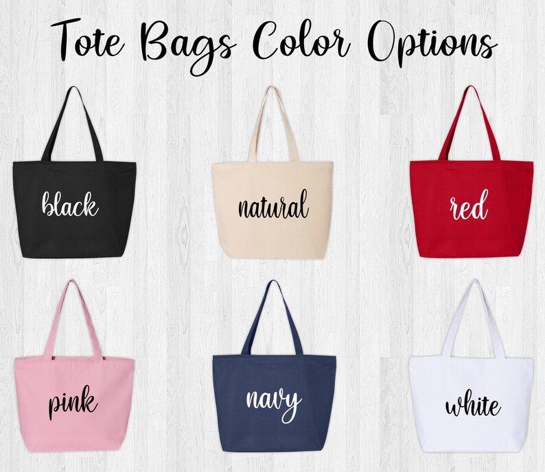K&ouml;nnte beinhalten: Sechs Tragetaschen in verschiedenen Farben: Schwarz, Natur, Rot, Rosa, Marineblau und Wei&szlig;. Jede Tasche hat ein schlichtes Design mit dem Farbnamen in Wei&szlig; auf der Vorderseite.