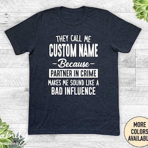 Ils m'appellent mon nom personnalisé parce que mon partenaire dans le crime me donne l'impression d'avoir une mauvaise influence Chemise unisexe Chemise prénom personnalisée Cadeau personnalisé Heather Navy