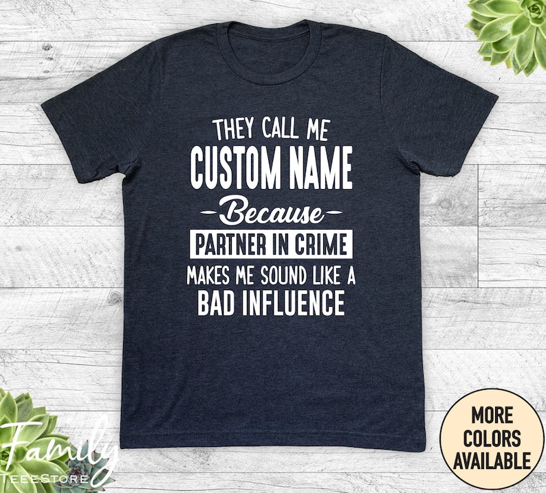 Ils m'appellent mon nom personnalisé parce que mon partenaire dans le crime me donne l'impression d'avoir une mauvaise influence Chemise unisexe Chemise prénom personnalisée Cadeau personnalisé Heather Navy