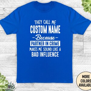 Ils m'appellent mon nom personnalisé parce que mon partenaire dans le crime me donne l'impression d'avoir une mauvaise influence Chemise unisexe Chemise prénom personnalisée Cadeau personnalisé Royal Blue