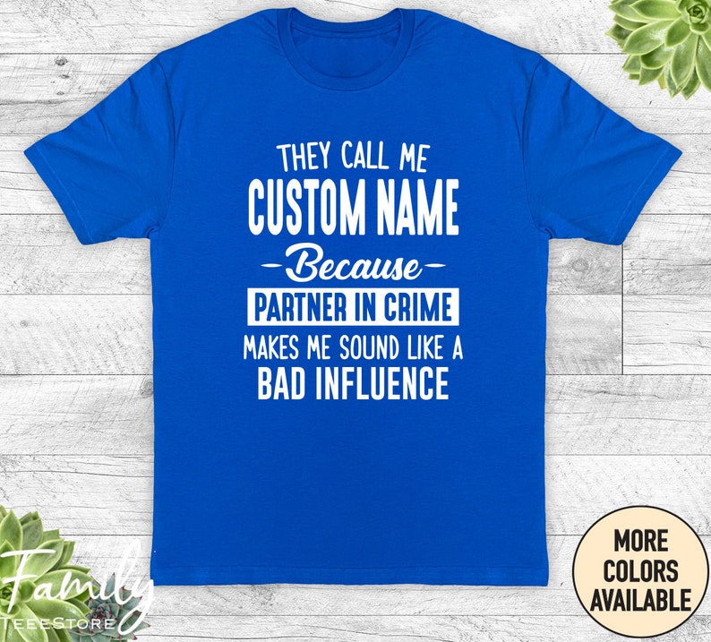 Ils m'appellent mon nom personnalisé parce que mon partenaire dans le crime me donne l'impression d'avoir une mauvaise influence Chemise unisexe Chemise prénom personnalisée Cadeau personnalisé Royal Blue